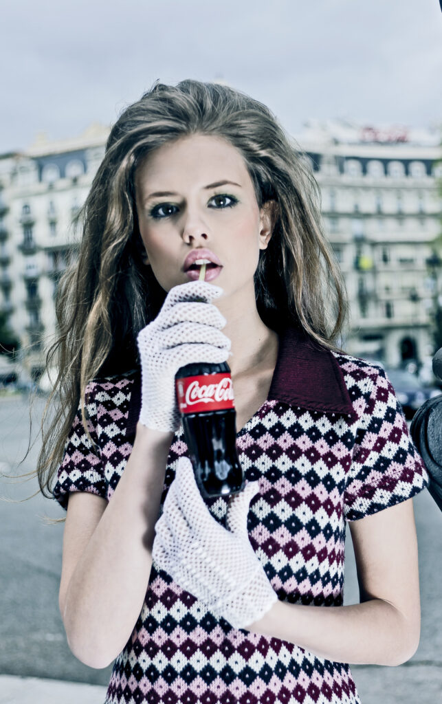 Mujer tomando cocacola botella